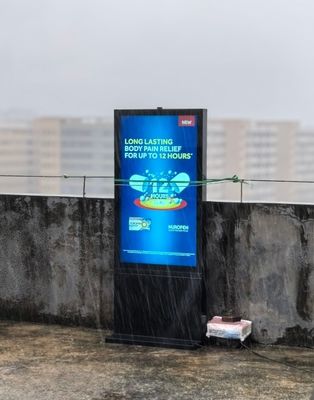 55인치 3000cd/m2 밝기 2cm 방수 중성 슬림 베젤 LCD 키오스크 에너지 절약 터치 외관 광고